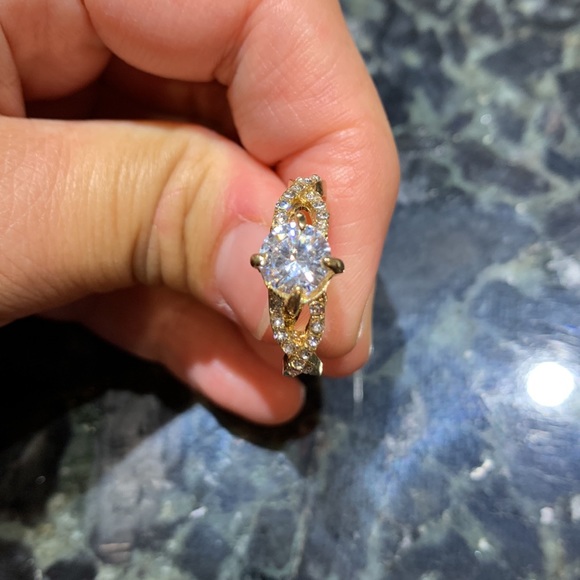 NWT Round solitaire yellow gold engagement ring -size 7 - Picture 4 of 4